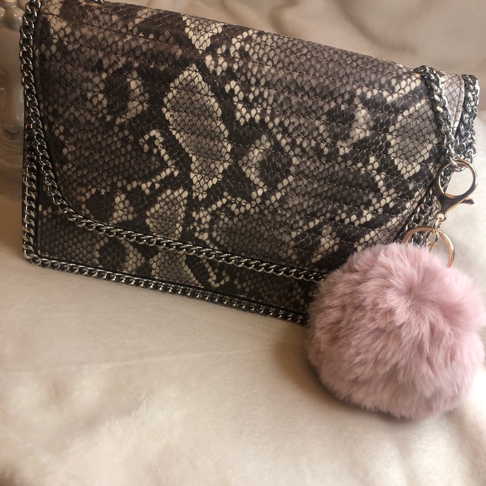 ✨Bundle 3/$8✨ Pom-Pom Key Chain